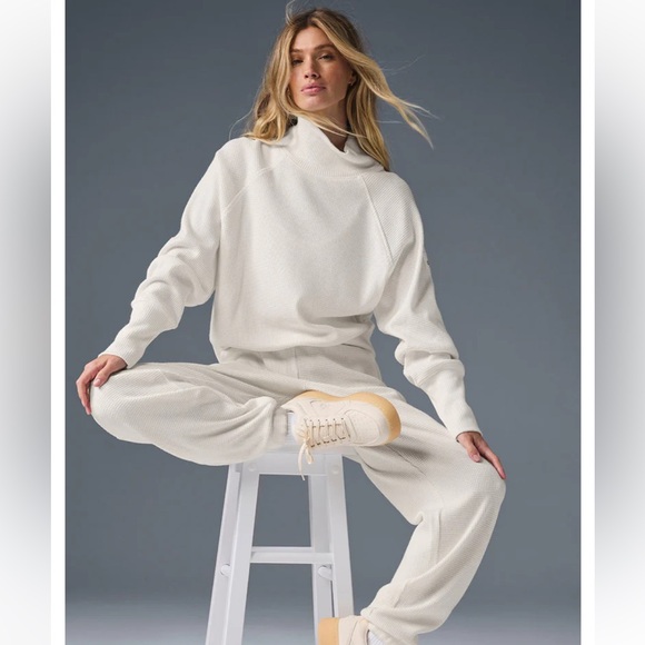 Alo Yoga Waffle Weekend Escape Mock Neck Long Sleeve Ivory M - Picture 5 of 6